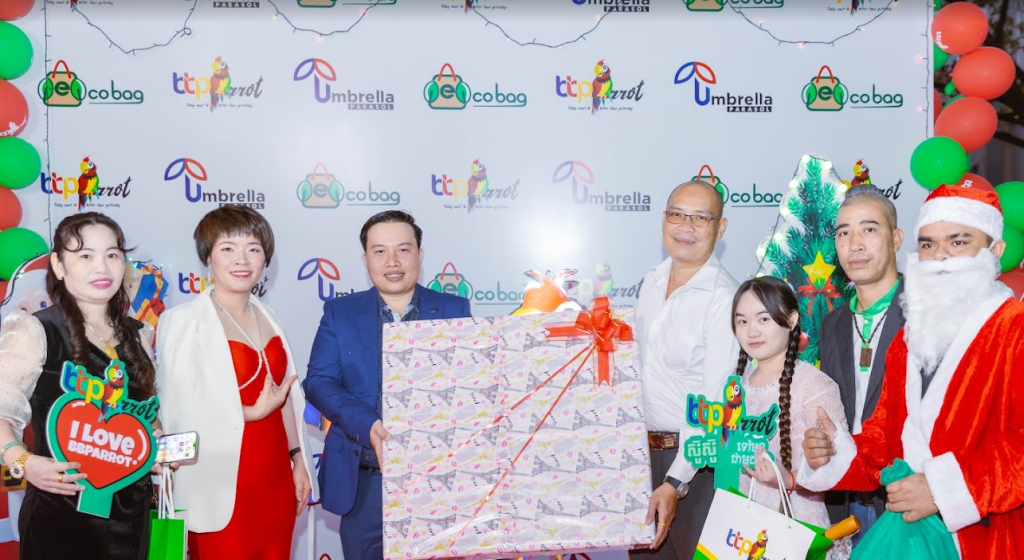 BaBinh nhận quà từ hoạt động xã hội