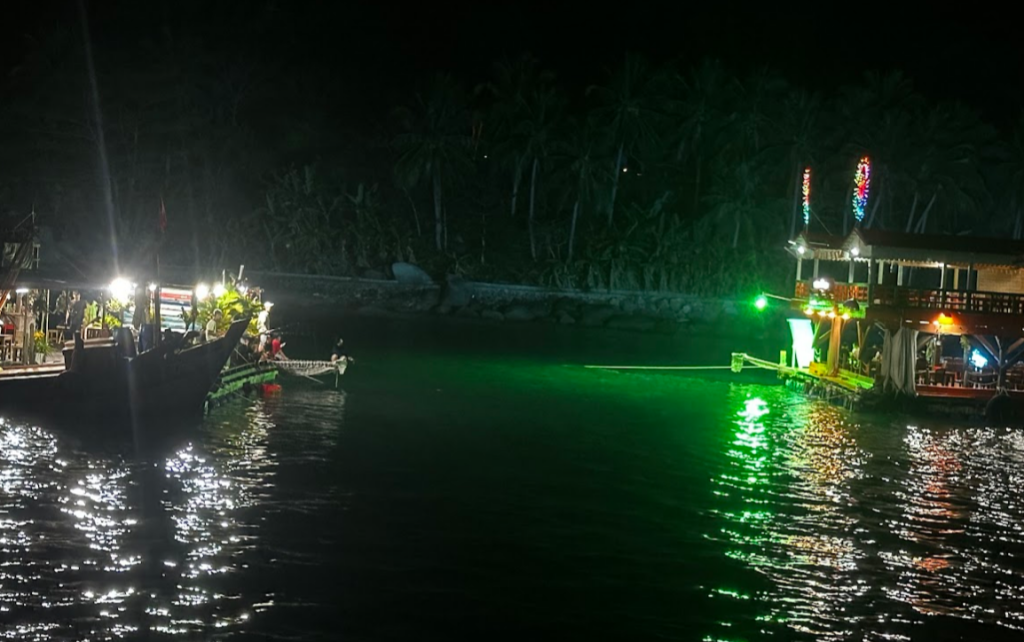 Làng Bè du lịch Hòn Sơn - Khách câu mực đêm