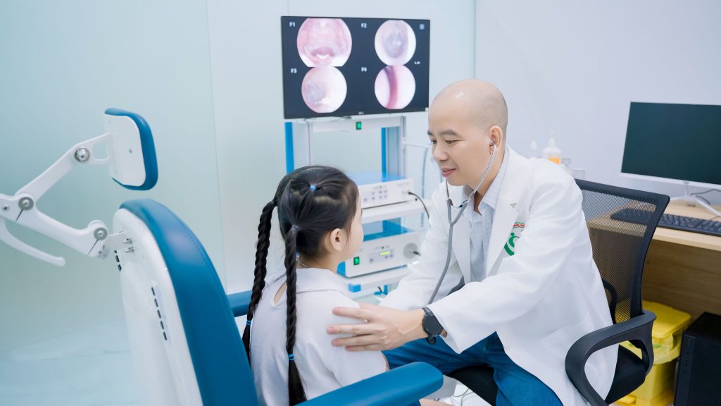Lê Xuân Dương đang khám bệnh cho bé