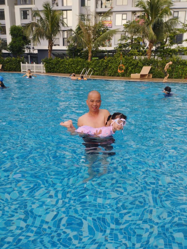 Lê Xuân Dương dạy con gái bơi