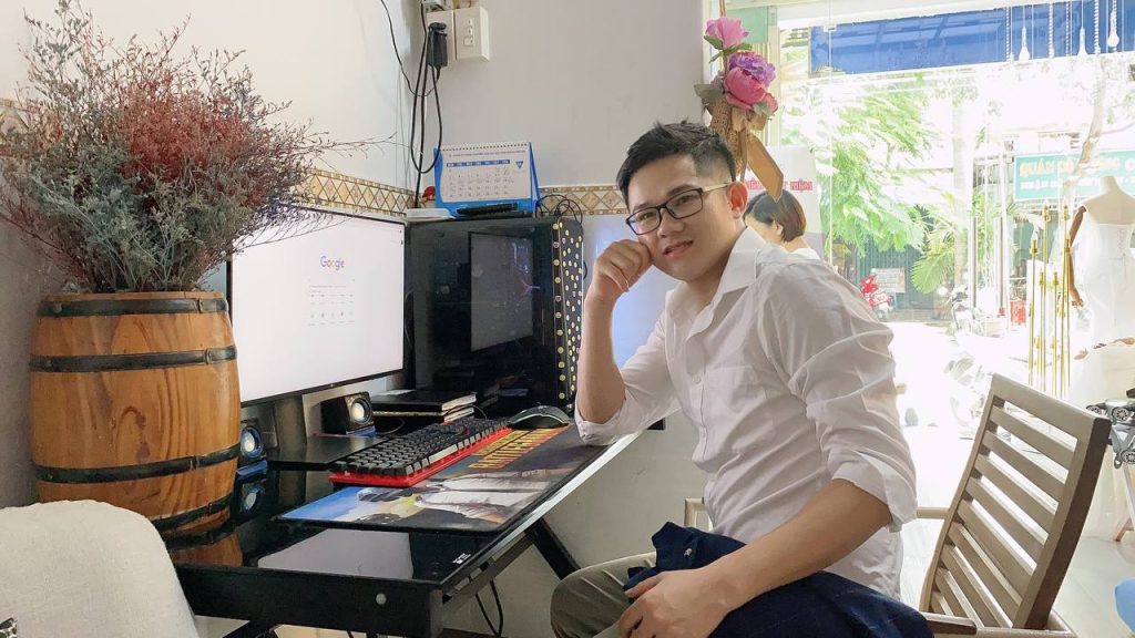 Nguyễn Hữu Tuyên làm việc tại nhà