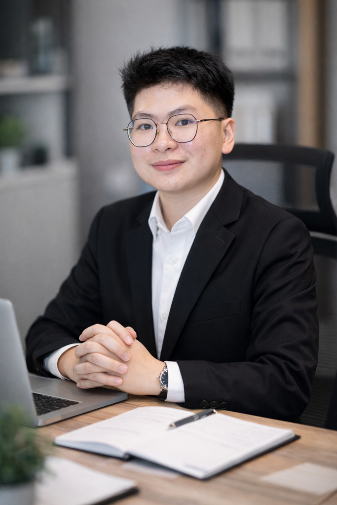 Nguyễn Khải Mỹ tại phòng làm việc