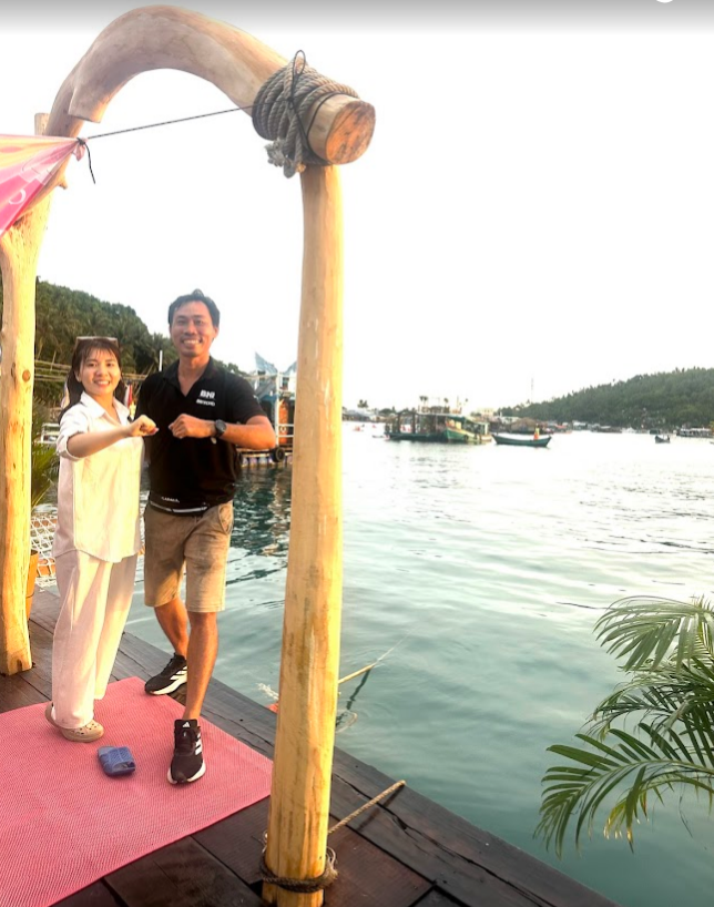 Nguyễn Thị Thu cùng gia đình và cty tại làng bè Sea Mê Hòn Sơn