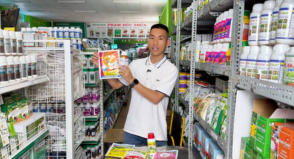 Phạm Đức Thiện đang giới thiệu sản phẩm