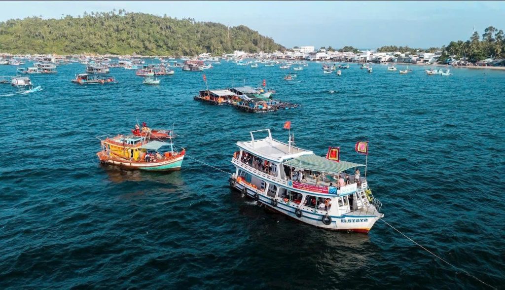 Tàu Du Lịch Sea Mê đang trở hành khách đi Nghing Ông