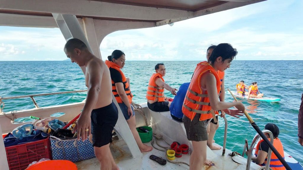 Tàu Du lịch Sea Mê đang cùng khách hàng trải nghiệm lặn, câu, chèo Sub