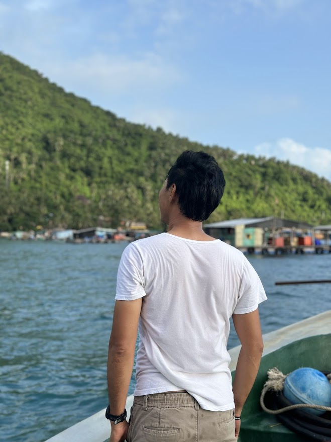 Tôi đứng trên biển nhìn về đảo