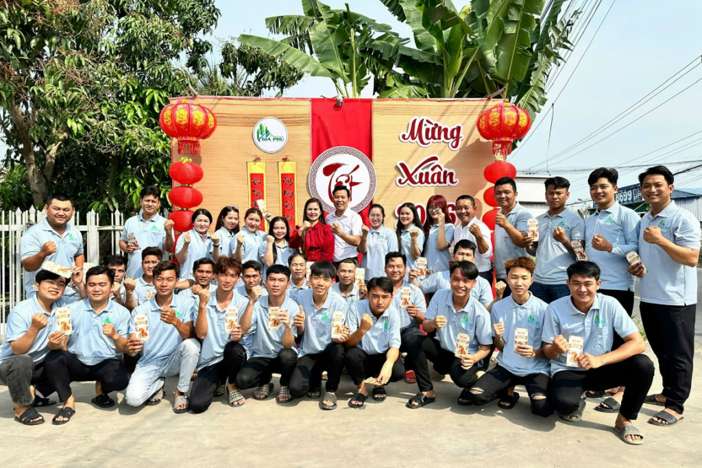 Nguyễn Giàu Phú cùng toàn thể nhân viên công ty Gia Phú