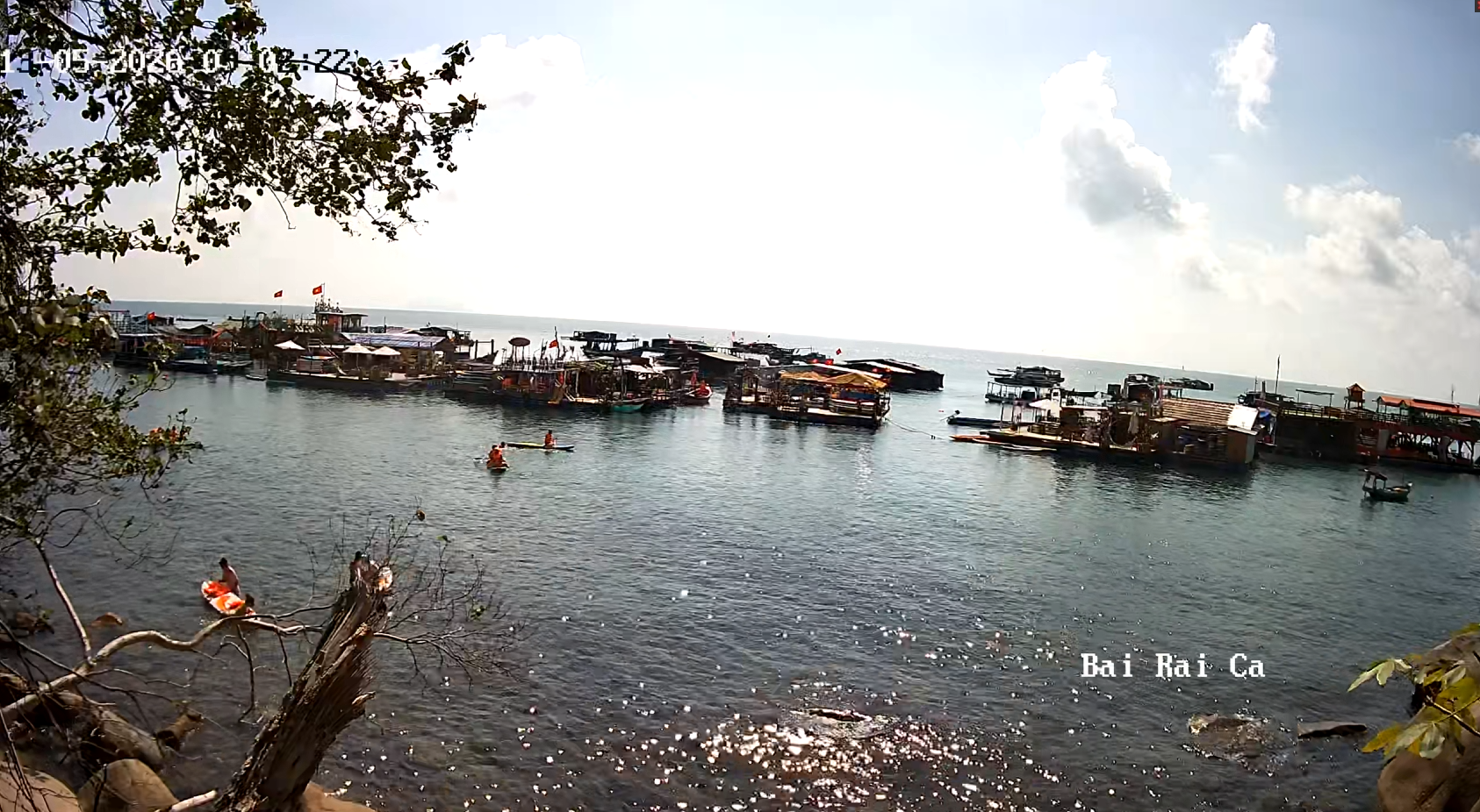 Ghe cộ và bè đánh cá trú ẩn tại Bãi Bàng Hòn Sơn mùa gió Tây Nam