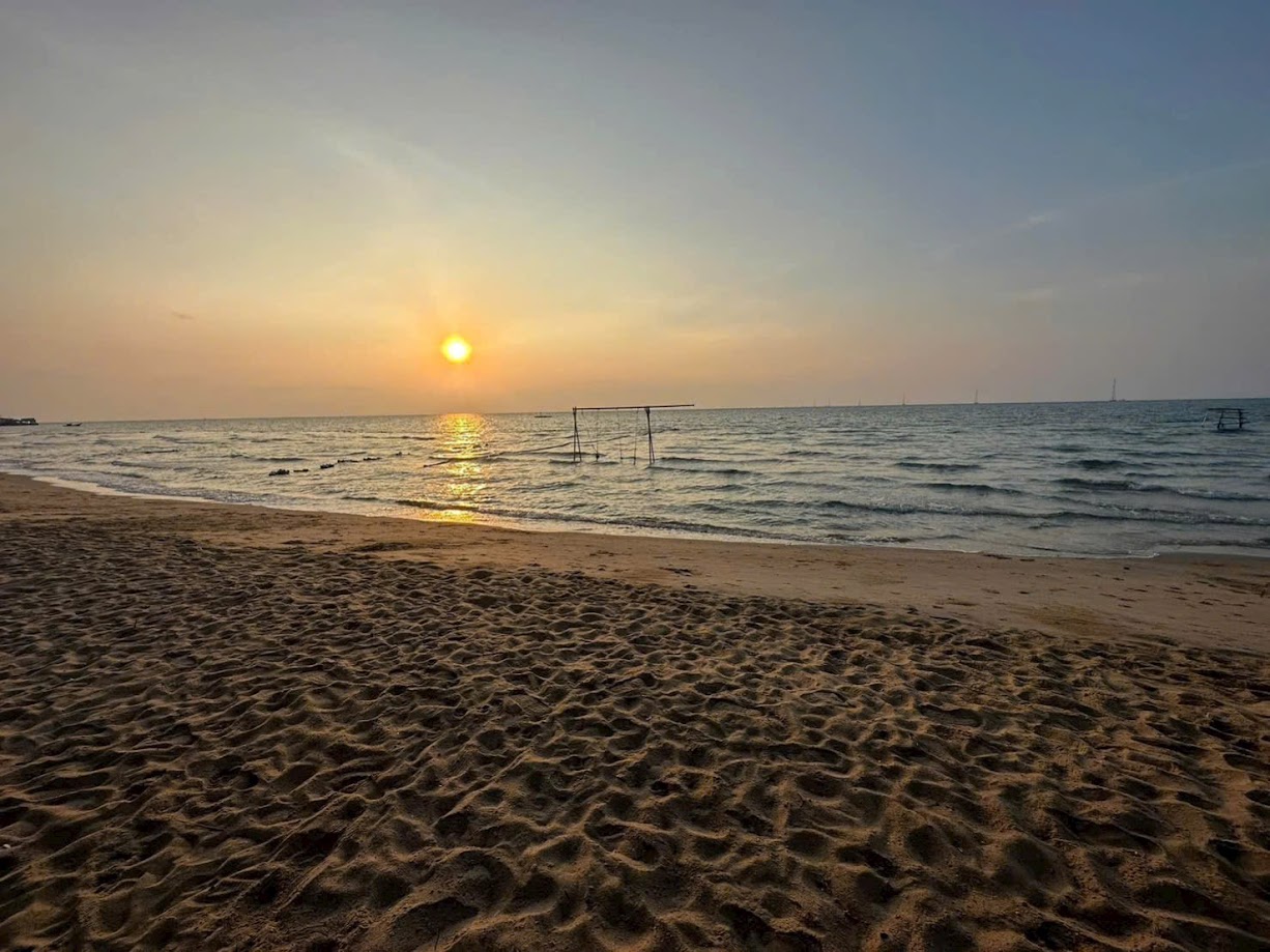 Bình minh trên biển Đông nhìn từ Bãi Bàng đảo Hòn Sơn — cửa Nam Tổ quốc, nơi Giang Biển Đảo sinh sống hơn 30 năm