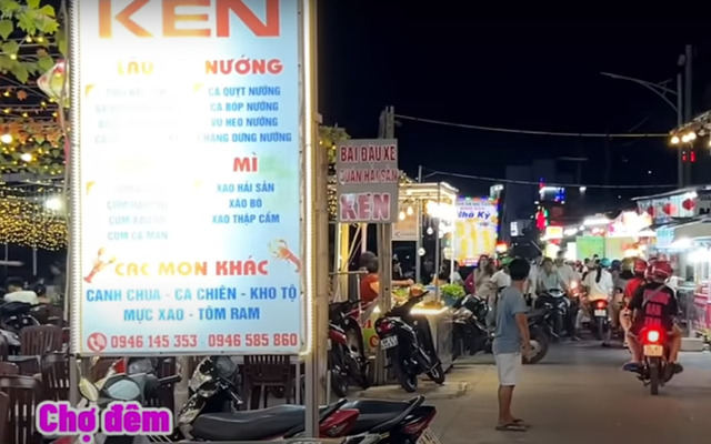 Chợ đêm Hòn Sơn gần Bãi Bàng — nơi tập trung homestay quanh Bãi Nhà