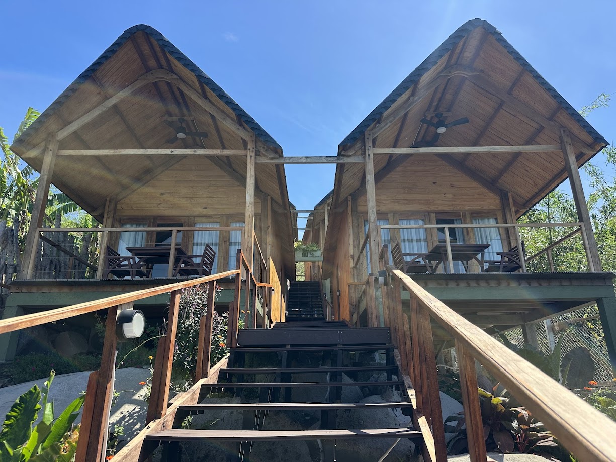 Chalet Hon Son Island Dream nhìn từ bên ngoài với khung cảnh biển và núi