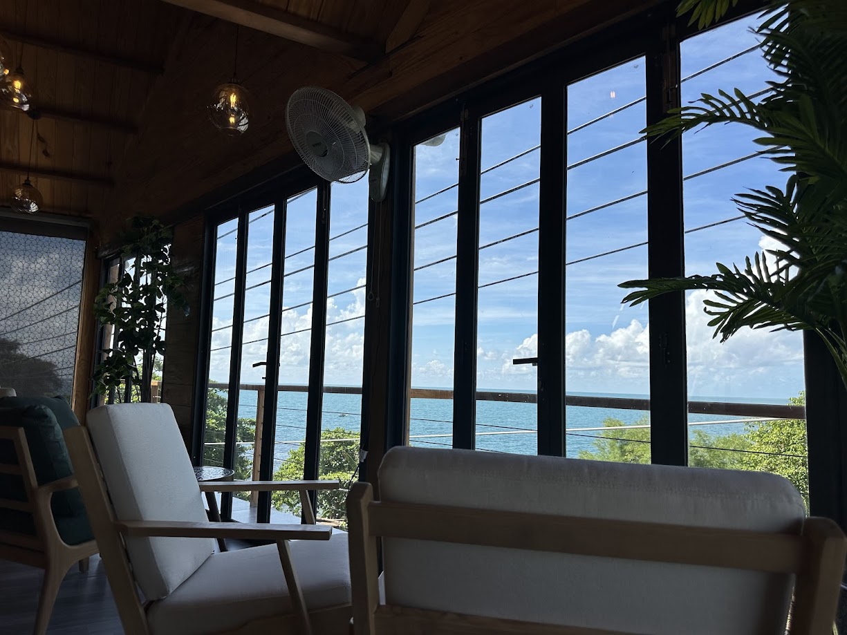 Khu lounge nghỉ ngơi của Hon Son Island Dream nhìn ra biển xanh ngọc