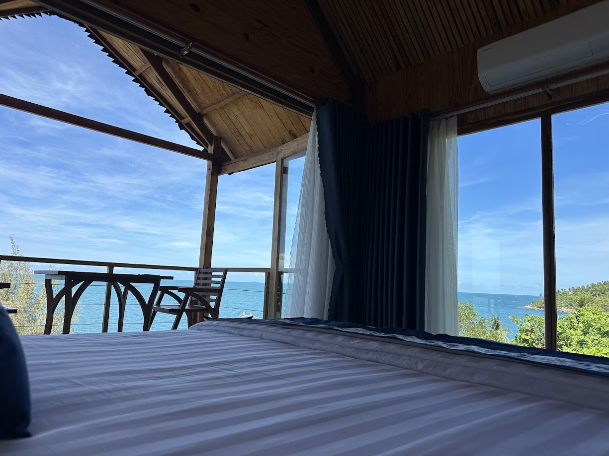 View biển xanh từ giường ngủ tại Hon Son Island Dream