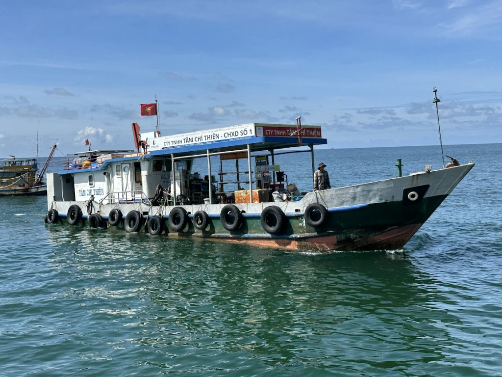 Tàu xăng nổi CTY TNHH Tâm Chí Thiện - CHXD Số 1 phục vụ ngư dân đảo Hòn Sơn
