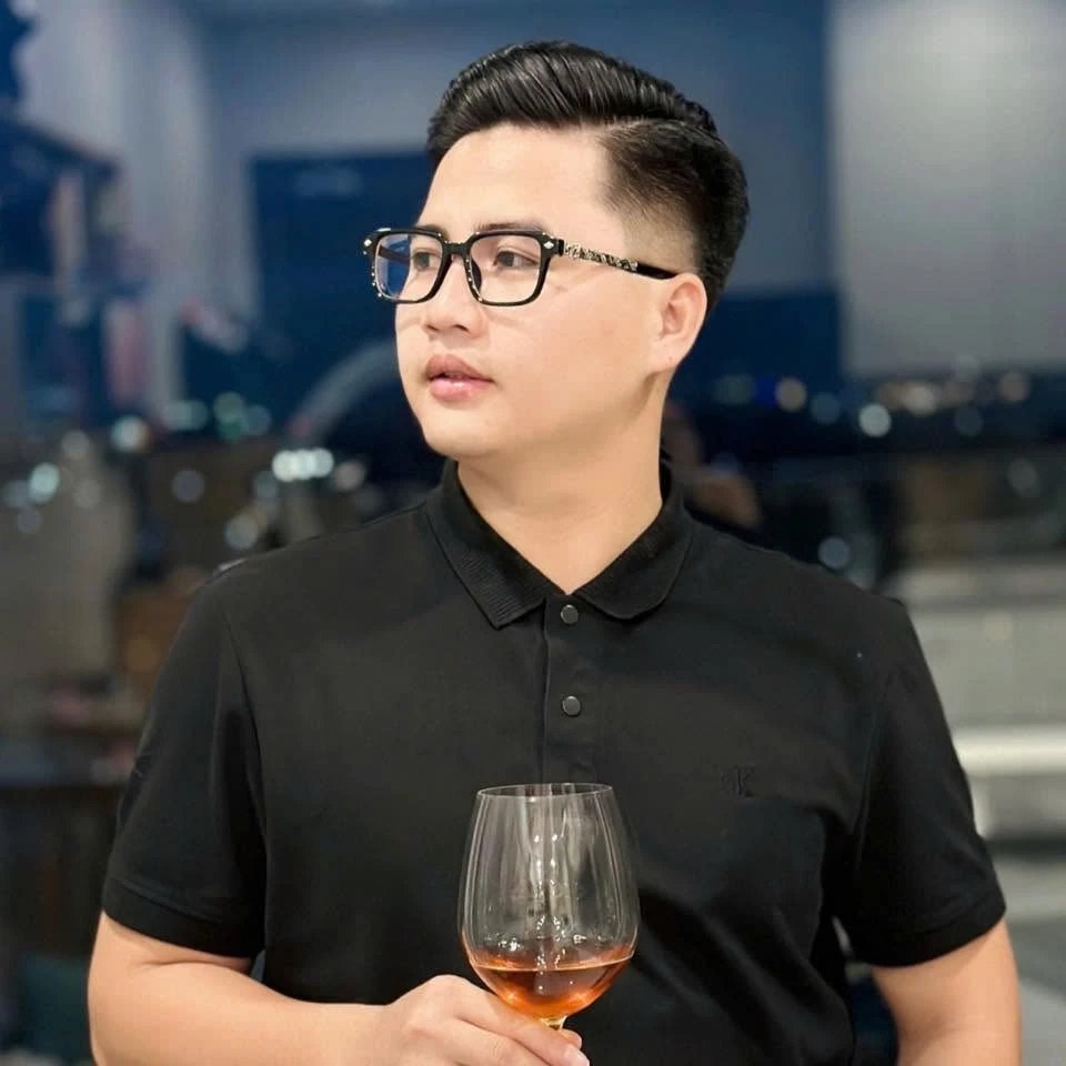 Đậu Đức Huy — Từ Cậu Quay Phim Xứ Nghệ Đến Giám Đốc Marketing