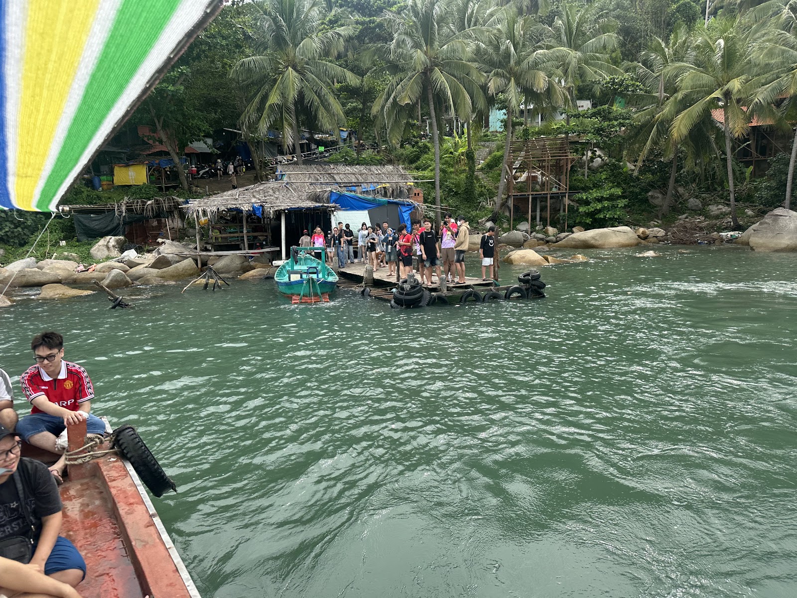 Chèo sup quanh làng bè