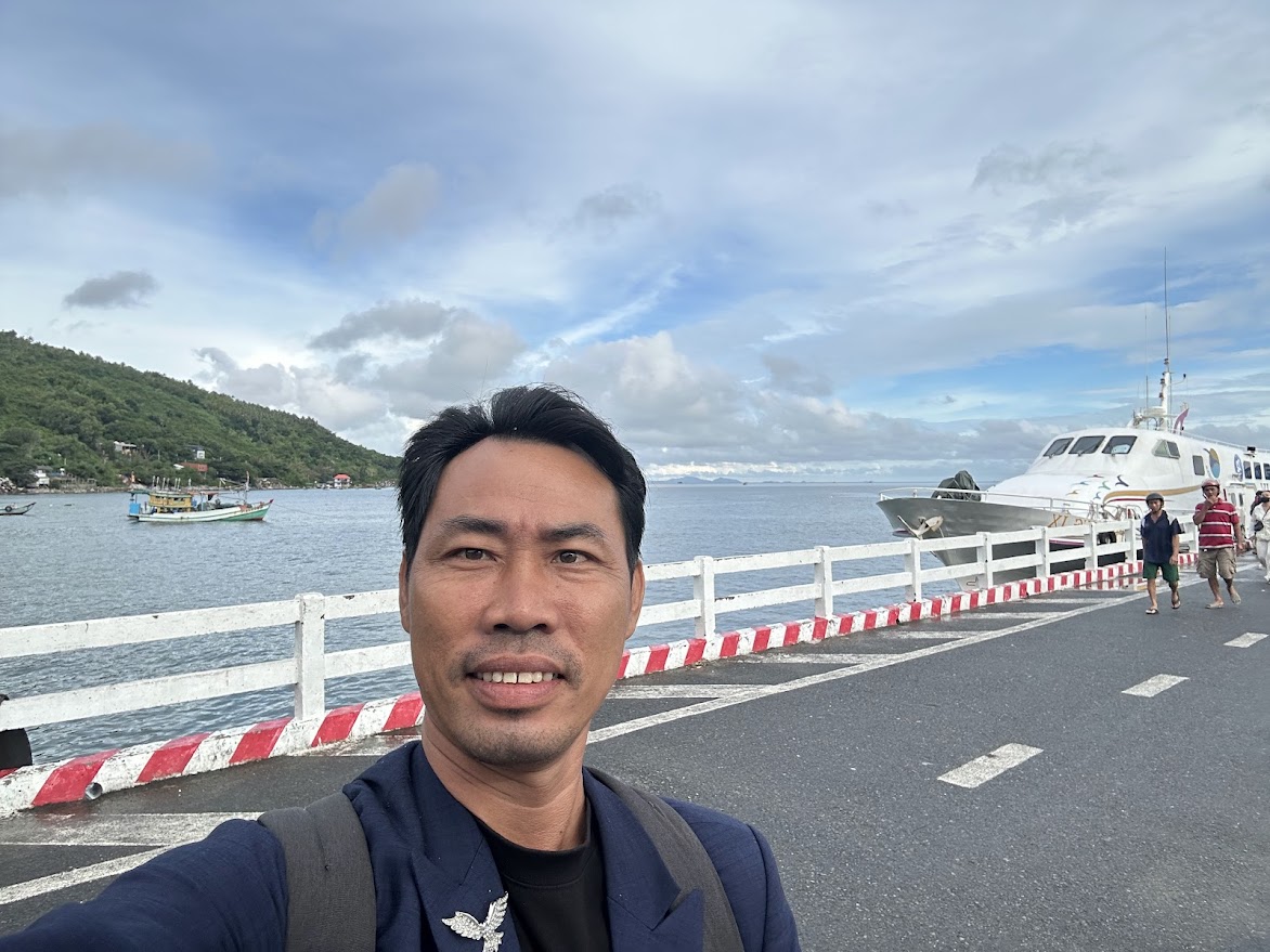 Lý Minh Giang — Giang Biển Đảo — tại bến cảng Hòn Sơn