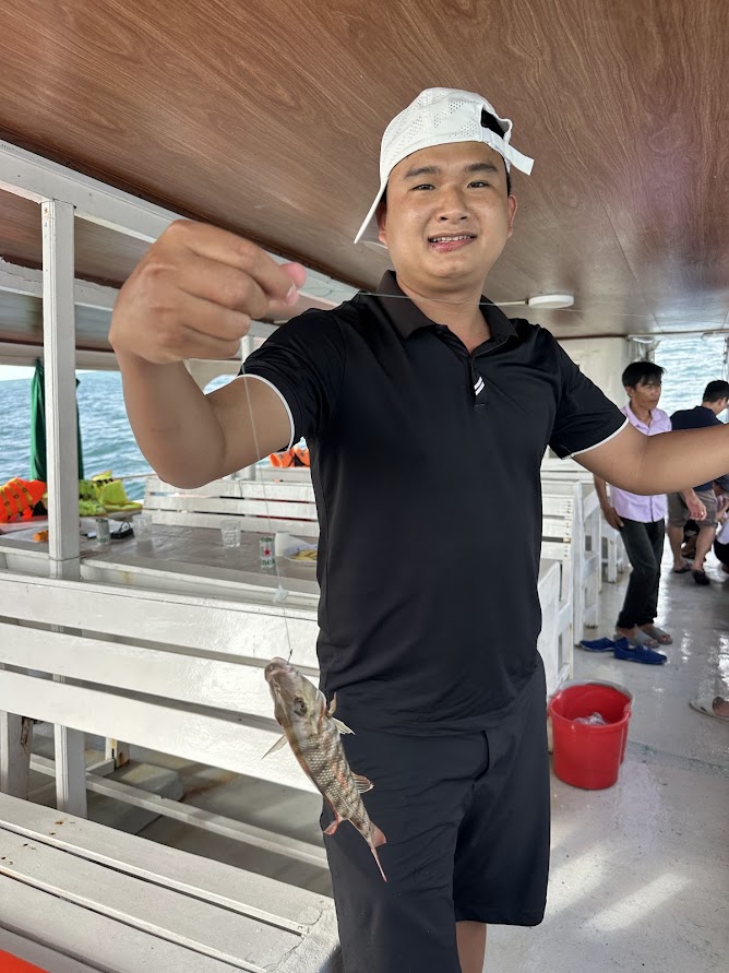Khách câu cá trên tàu Sea Mê