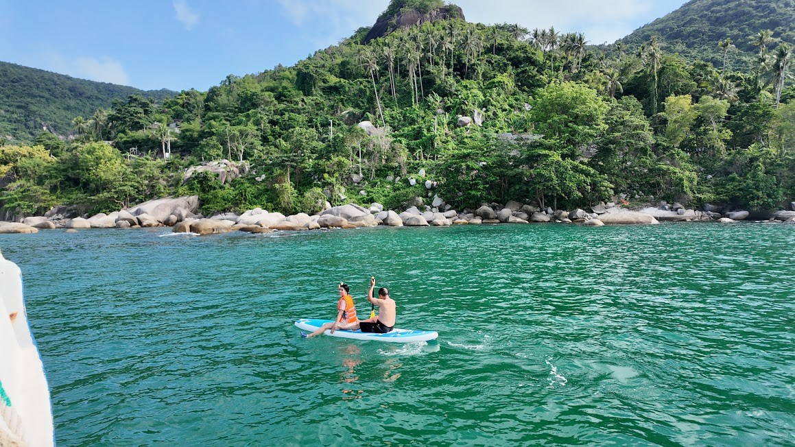 Khách trải nghiệm chèo sup