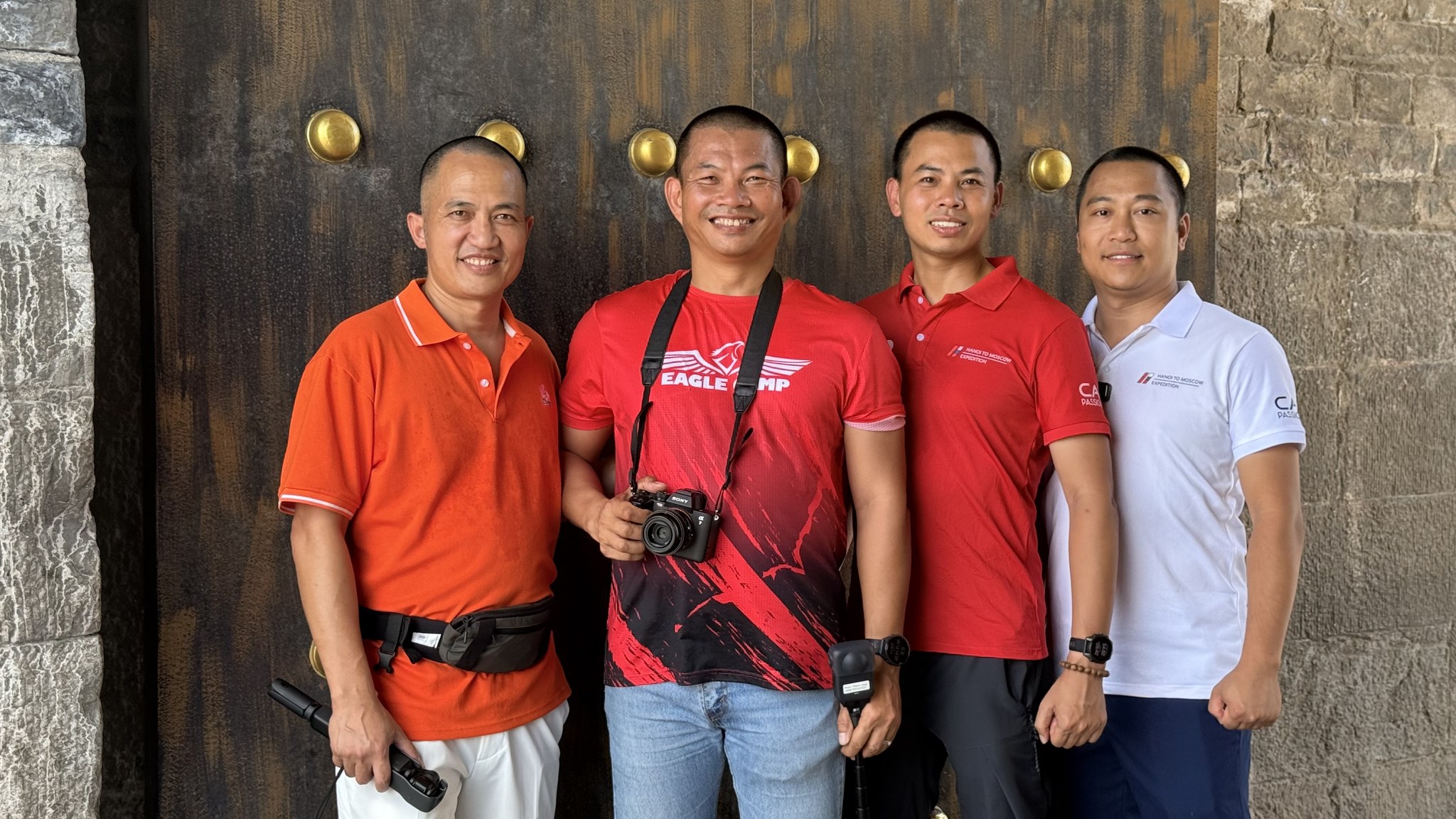 Bác sĩ Nguyễn Xuân Chúc cùng bạn bè Eagle Camp