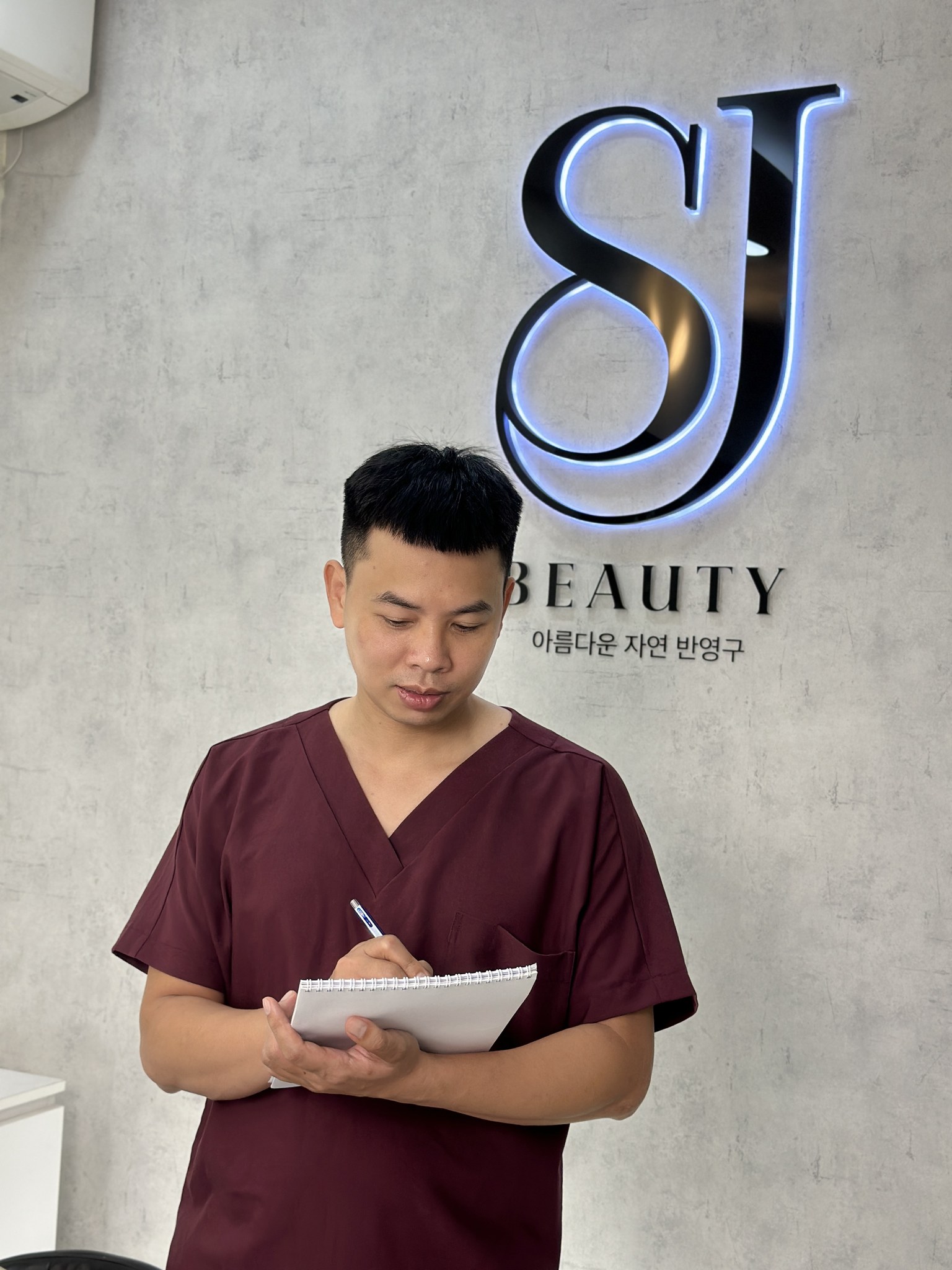 Bác sĩ Nguyễn Xuân Chúc ghi chép học tập