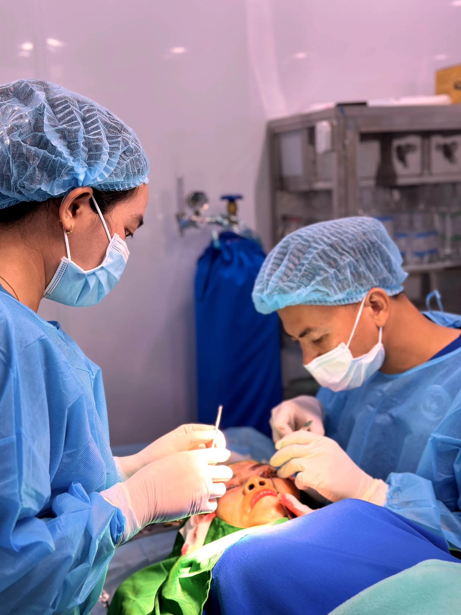 Bác sĩ Nguyễn Xuân Chúc trong phòng mổ