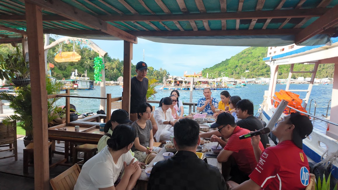 Đoàn Daiichi đang dùng bữa ở bè sea mê