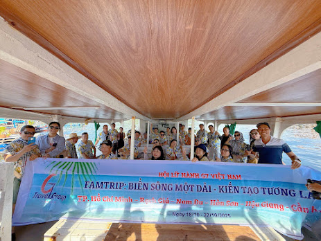 Lý Minh Giang làm hướng dẫn viên dẫn tour Famtrip tại Hòn Sơn